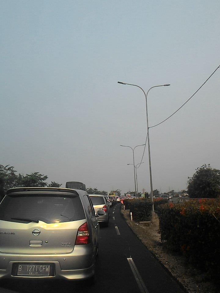 thisisarie's tweet photo. @RadioElshinta tol Merak-Jkt km55 sudah macet parah http://t.co/eVpS0g5QC4