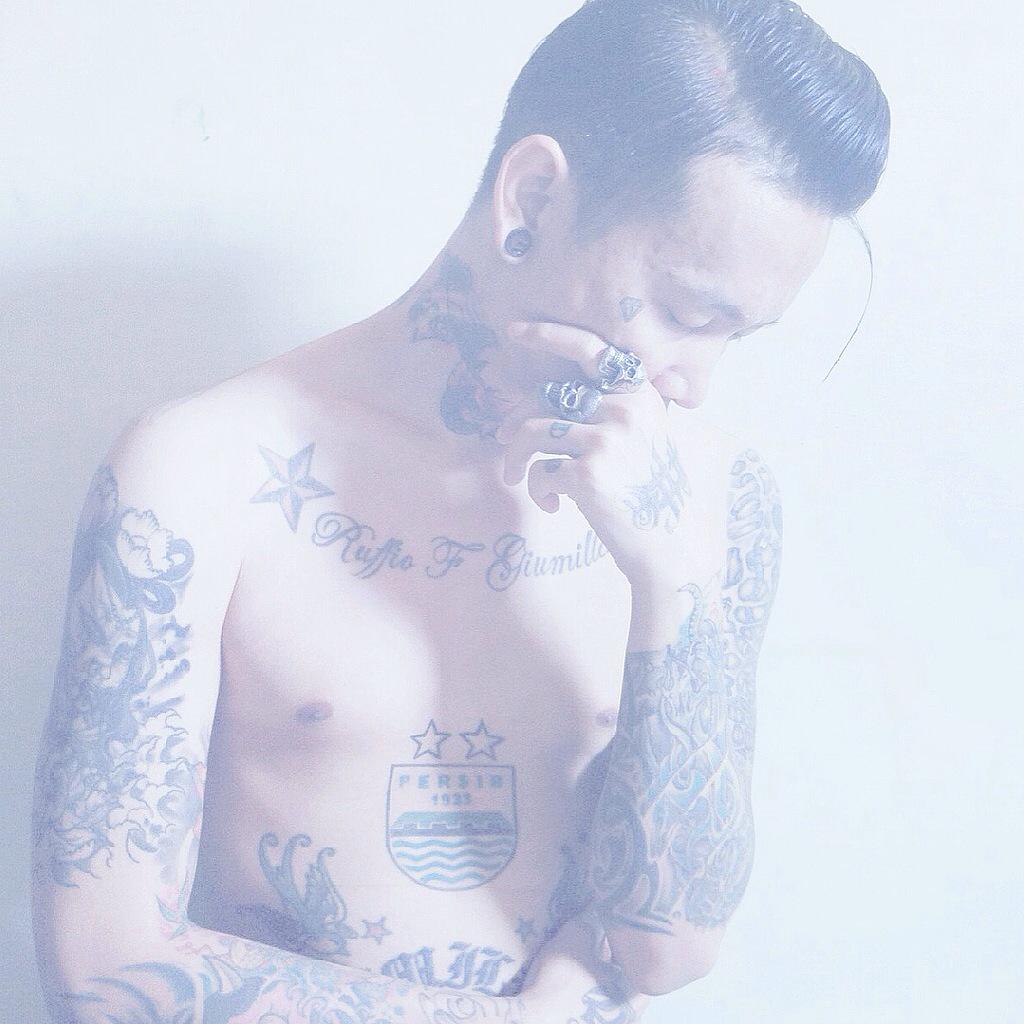 Dengdekers's tweet photo. Live goes by so fast,
Close your eyes and then it's past.

Ring by @fingerrink | 📷 : my beauty lovely @ningkrungririn http://t.co/sufqZHgbcV