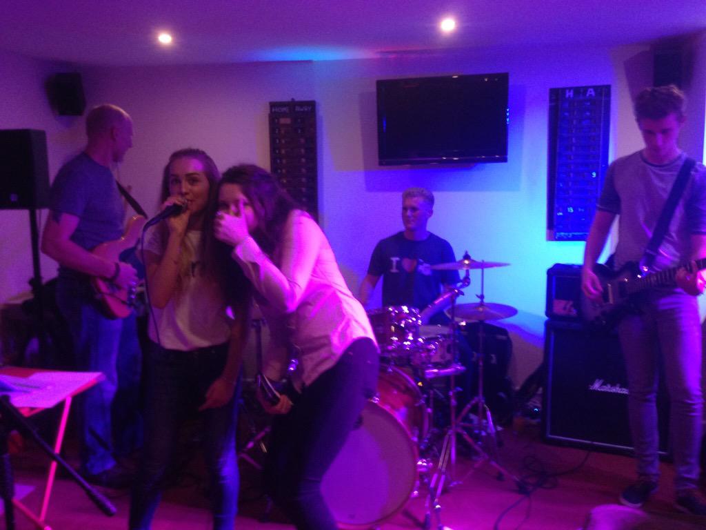 3GRBand's tweet photo. Amazing gig last night for the #WalesVsEngland match! Thankyou to the Pwllgloyw Arms pub for having us☺️🏉🎤 #3GR http://t.co/bIJM6zXQkR