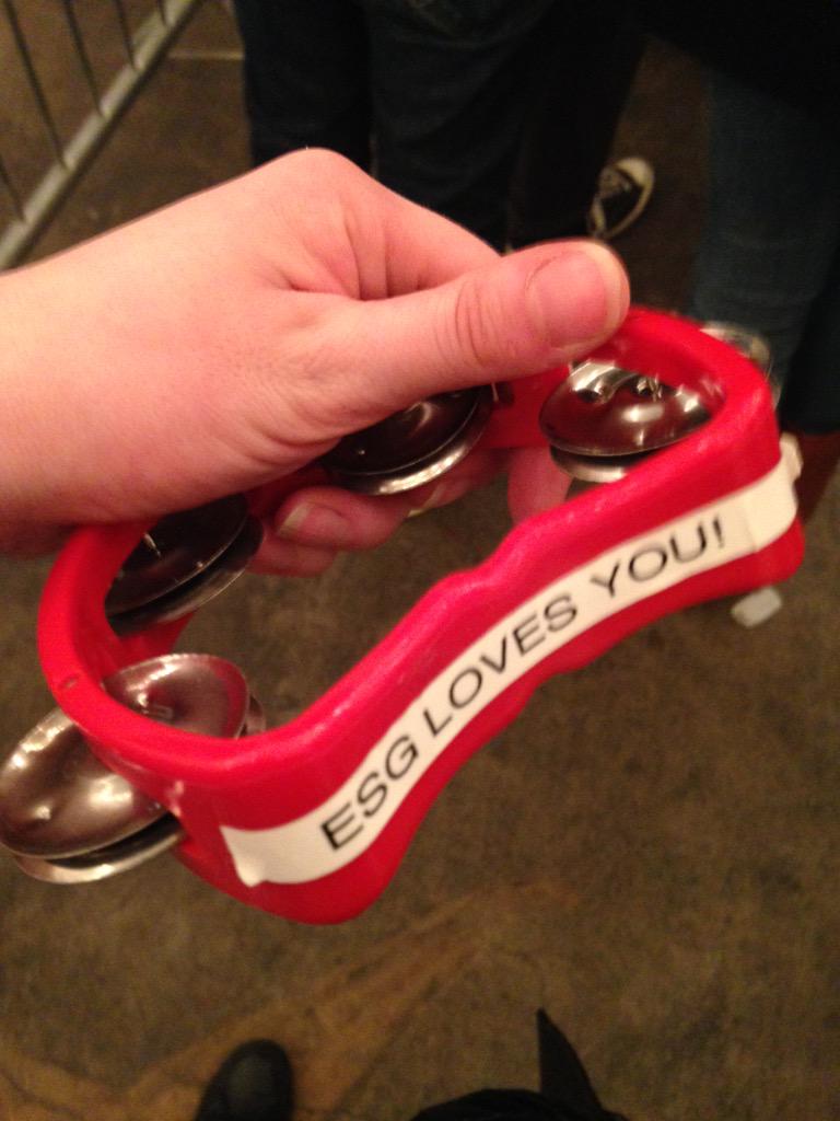 lauradeemilnes's tweet photo. Omg I'm such the #fangirl @_fanriot @thisisliveart I'm learning well! #DIY12 http://t.co/E1UiSNSF3E