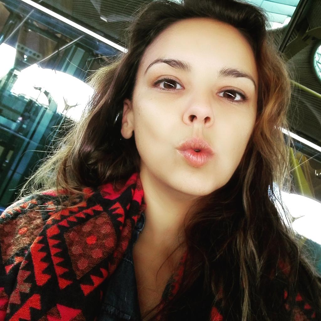 Chenoa's tweet photo. 1er día de #grabación! #DiscoNuevo mandadme luz ALDEA. Os quiero. Muy emocionada!!! http://t.co/shHM5W8dKn