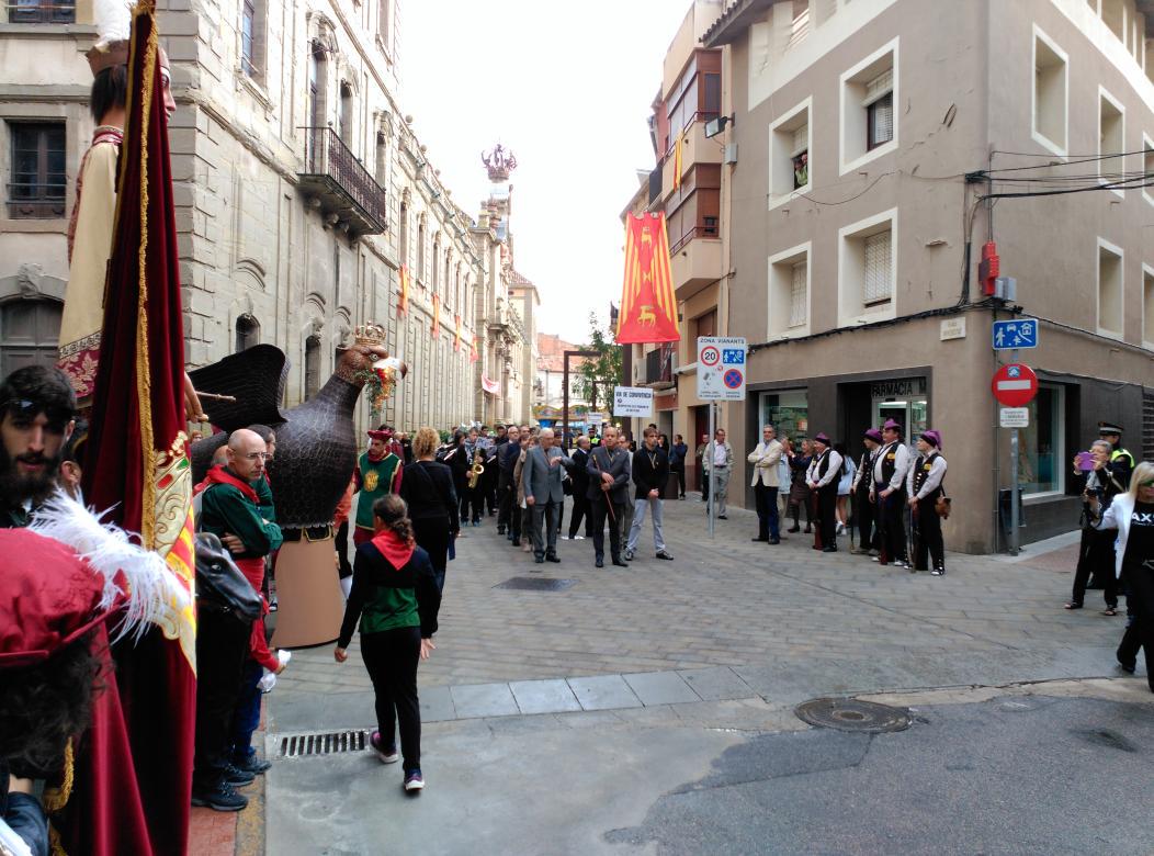 CerveraCG2014's tweet photo. Acabada l'anada a ofici, a les 12:00 donarem inici al seguici festiu! #Cervera @paeriacervera http://t.co/T19EIP7WMq