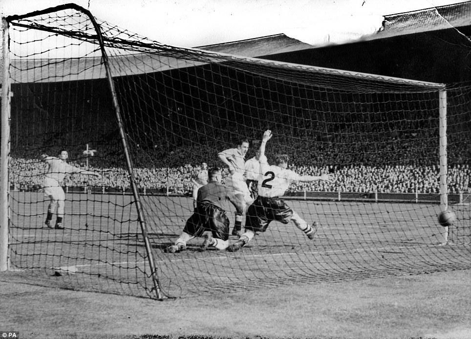 LM6tweets's tweet photo. On this day in 2007, the scorer of arguably Blackpool's most famous goal passed away. #BillPerry http://t.co/VBnUzhL2SN