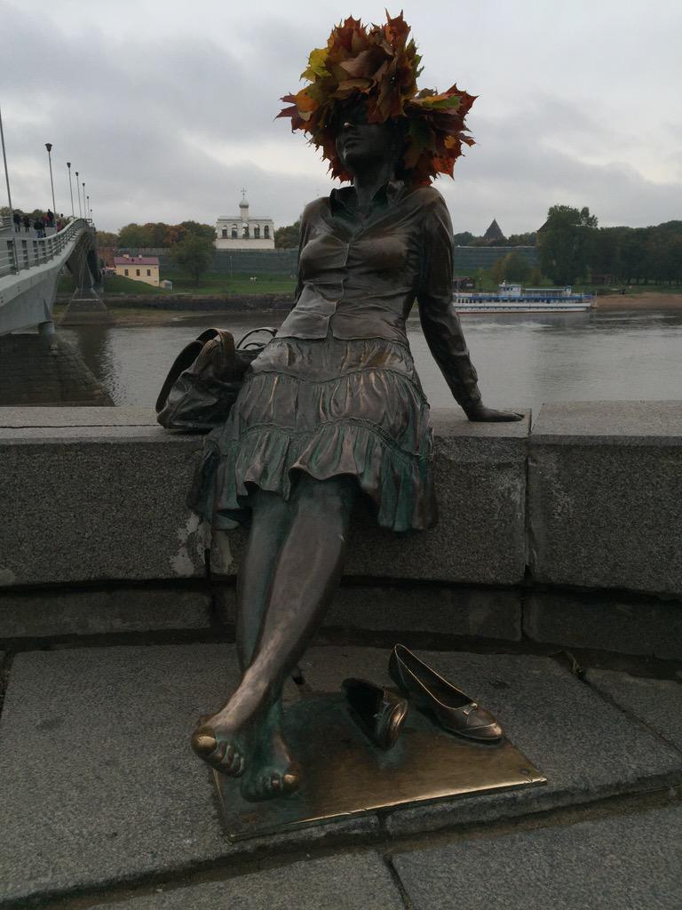 VertkovD's tweet image. Вам кусочек новгородской осени #новгород #осень #autumn #новгородскаяобласть #monument #Russia #novgorod #lady