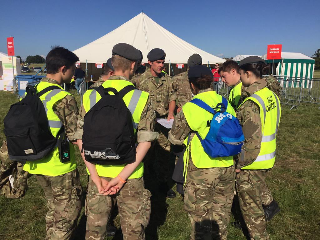 Fg Off Humphreys briefs the marshals at the #WindsorHalf2015 #windsorcastle #aircadets