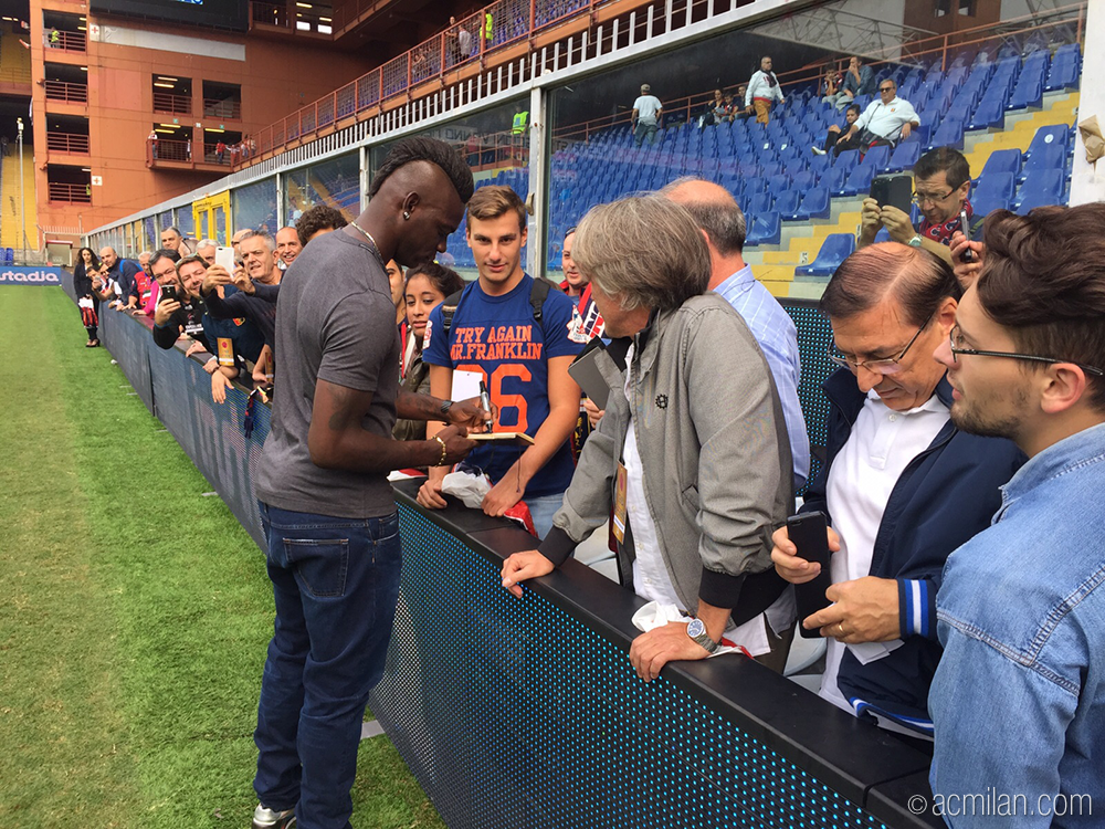 acmilan's tweet photo. Mario Balotelli signed many autographs before #GenoaMilan! http://t.co/VYZdZ4t8SL