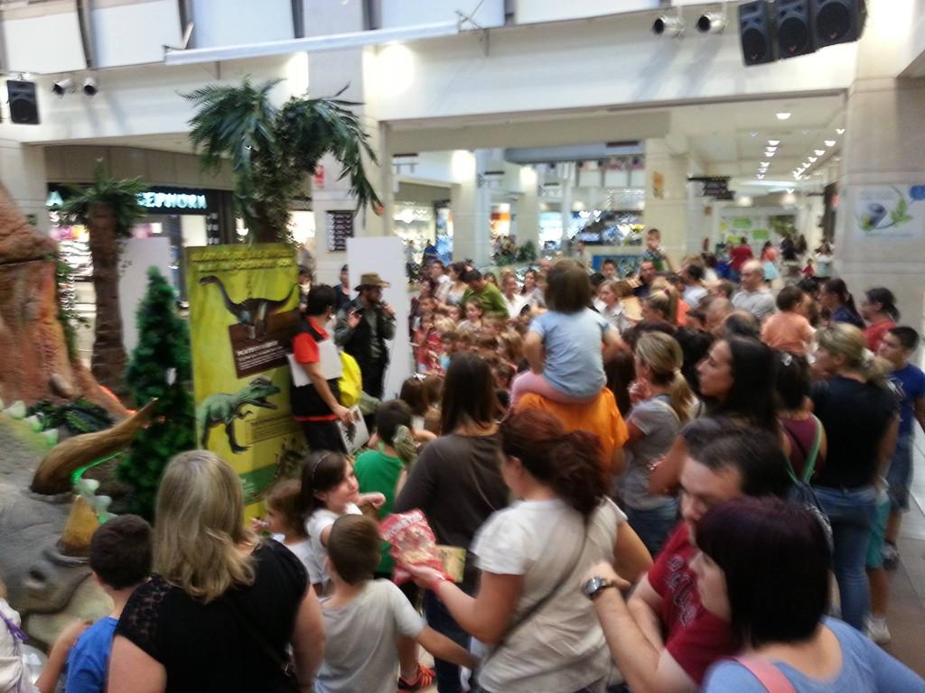 TOPACTIVIDADES's tweet photo. @JurassicPark y @El_Hormiguero impresionaron ahora en vivo @cc_augusta. éxito dinosaurios. Este próximo finde http://t.co/wQClvVG9YB
