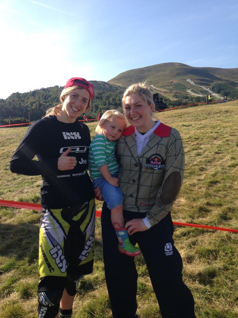 Cool morning on an Edinburgh hill for the <a href="/RedBullUK/">Red Bull UK</a> #foxhunt with <a href="/rachelatherton/">rachel atherton</a>