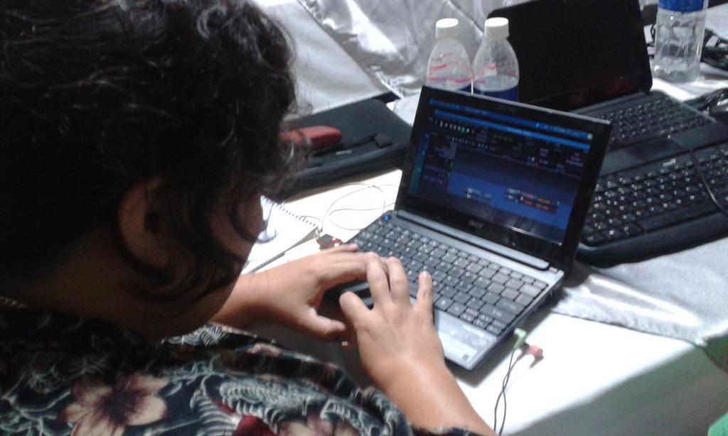 Anxelique's tweet photo. Medios comunitarios de @arpassv probando #GNUEtertics y editando en Ardour :-D@RadiosLibres http://t.co/04gG6GcRBT