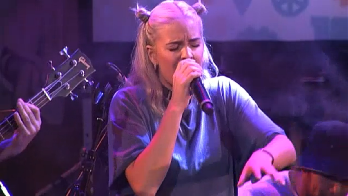 AnneMarieNFR's tweet photo. @AnneMarieIAm with @RudimentalUk at the show #RaysReeperbahnRevue in Hamburg , Germany:
http://t.co/er5TAQWNuw โฆ http://t.co/rGVYbDmOfM