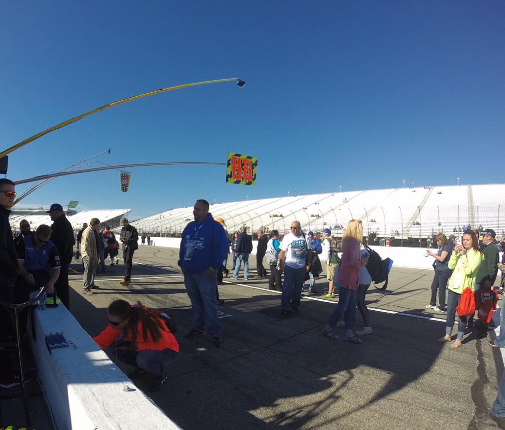TeamHendrick's tweet photo. We ❤️ our fans!
Share how you are showing off your #CanDo spirit today @NHMS!
#FansInFocus http://t.co/OjDUXk5o0t