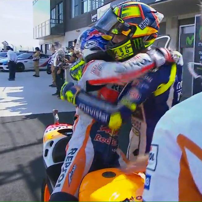 LaMiriam46's tweet photo. Deportividad ante todo, gracias por hacer q cada dia q pasa nos sintamos mas orgullosos de ti #ForzaVale #GranCampeón http://t.co/U6N25FgDNZ