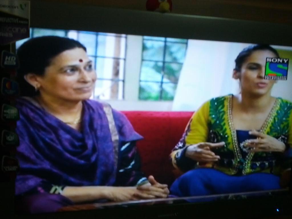NSaina's tweet photo. HAR GHAR KUCH KEHTA HAI moments with mummy 😀😀really loved the show thank u so much for showing it so nicely . http://t.co/w3f3Rx1UCq