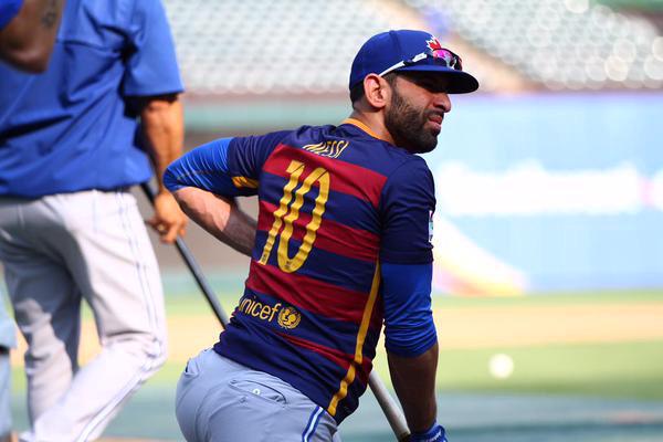 espaciofutboI's tweet photo. José Bautista, de los Blue Jays salió a entrenar con la Camiseta de Lionel Messi en su apoyo 👏👏 CRACK http://t.co/pG6fOLD62K