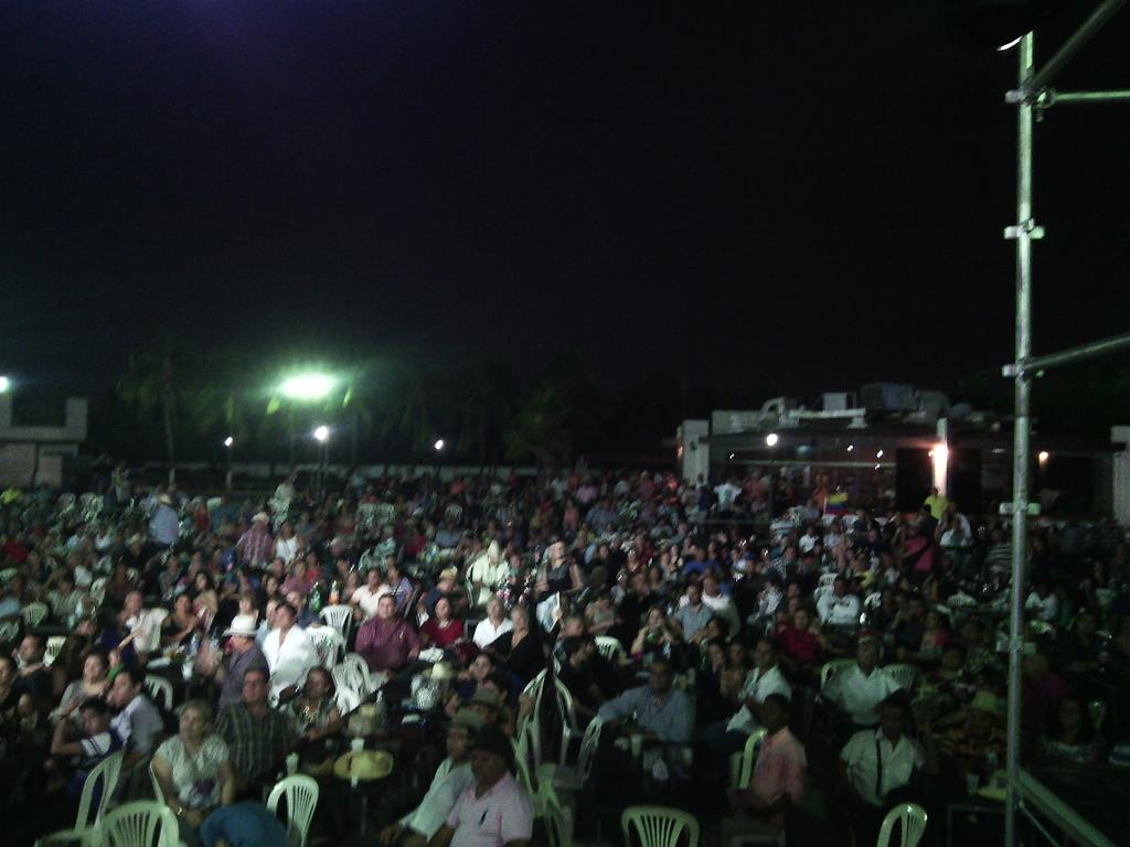 DMALAVER's tweet photo. @Bermudensamble @FreddyBer Galerón de Oro 2015 a la Virgen del Valle y el Grupo Barrio Obrero en sus 60 años. http://t.co/i2P0f66quh
