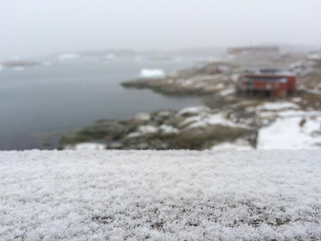 schil_d's tweet photo. Schneeeeee! #diskobugten hat Schnee! Ein frischer Nachmittagsdreh steht uns bevor. http://t.co/ghOKKr95W6