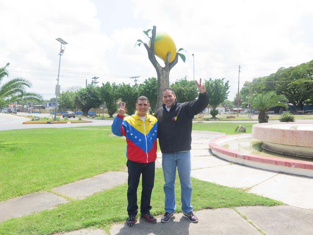 vwinstonv's tweet photo. En la Redoma del Mango despidiendonos d #CorazonLlaneroCojedes Exito Total ,Gracias San Carlos 😆💛💙❤ @NicolasMaduro http://t.co/Jd5WHQFOqn