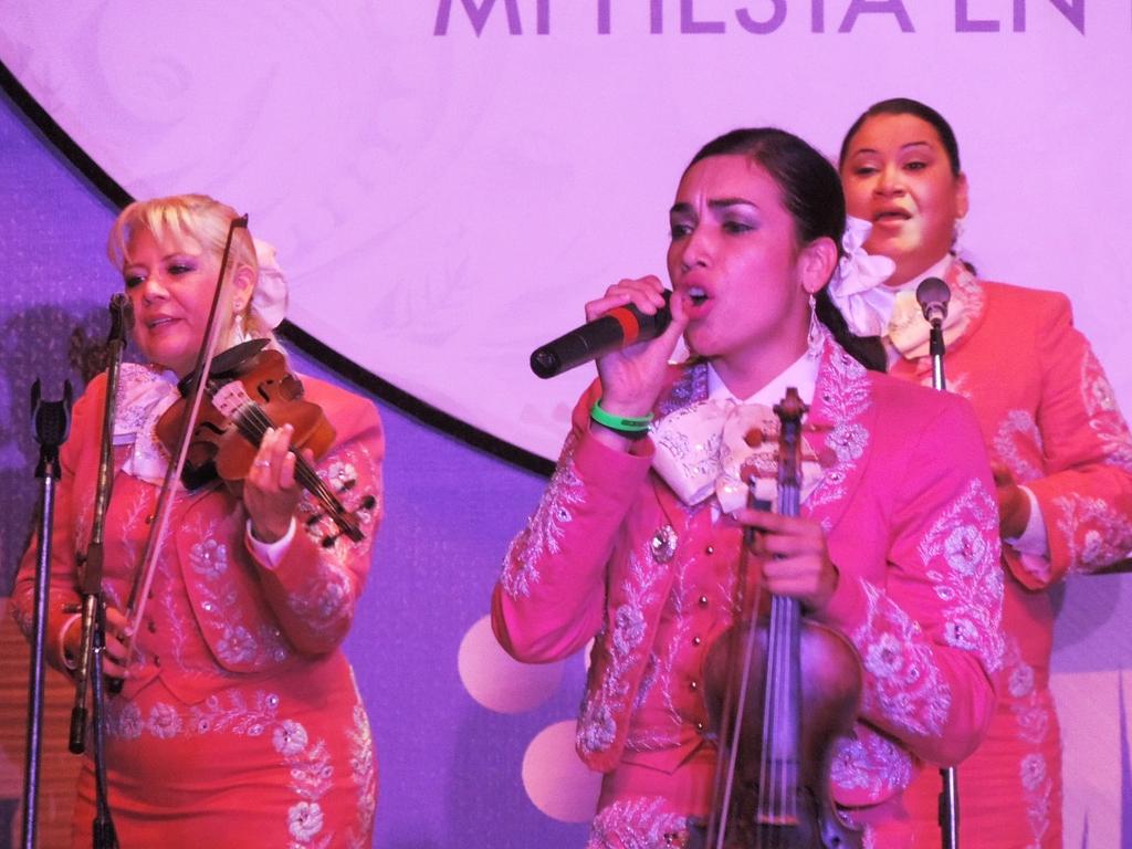 cecyyav's tweet photo. @mariachireyna en el 13 Festival Nacional de Mariachi, Charrería y Danza #Durango2015. @RenataChapa @JoseSoldeMexico http://t.co/SnMrnfa9G5