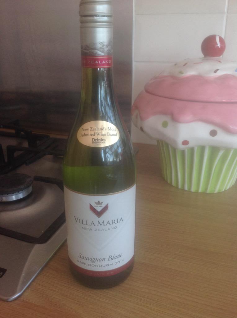 nezbaker68's tweet image. sunday roast .... #spatchcocked chicken in garlic &amp;amp; herb rub ....and I'd recommend a bottle of this 👌🏻#sb