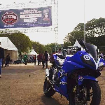 Mejeng dulu di Burtor Senayan. @YamahaIndonesia <a href="/YRFI_Jakarta/">YRFI_Jakarta</a> #yamahaburtor2015