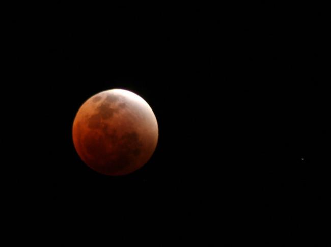 xatakaciencia's tweet photo. ¿Por qué el eclipse total de la superluna de hoy es especial (y lo será hasta 2033)?   http://t.co/zQ0oSKooqu http://t.co/PzYxXT6opU