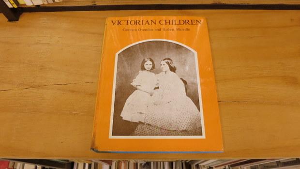 Victorian Children by Graham Ovenden」 少女写真コレクターとして