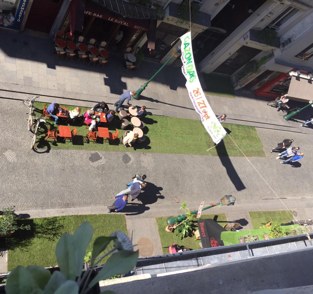 RueSaintDenis75's tweet photo. Du Soleil, du gazon, que demander de plus ! Opération #gazondays @RueSaintDenis75 vive la journée @parisansvoiture http://t.co/D2TNJ2liuz