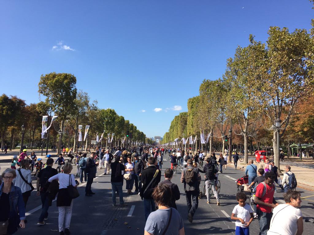 dcrainmakerblog's tweet image. Doesn't get more epic than this. Car free day in Paris - only bikes and people.