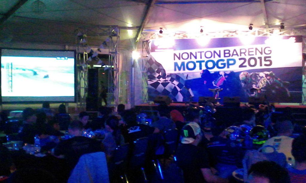 irmanfalsmania's tweet photo. #nobarmotogp tangerang 7 laps sisa,,,, lorenzo masih terdepan,, @detiksport @TRANS7 @YamahaIndonesia http://t.co/xgZOUqoVl4
