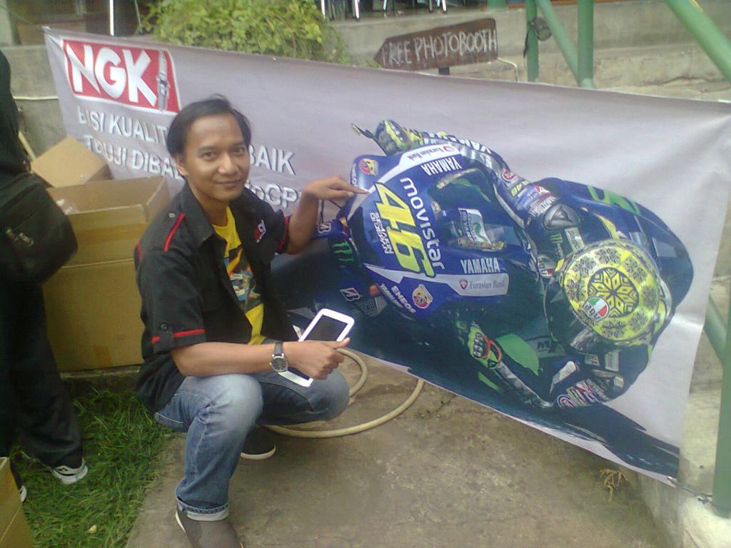 AgustianIsnan's tweet photo. @detiksport @ValeYellow46 Forza 46 Nobar http://t.co/4aCNUZj29v