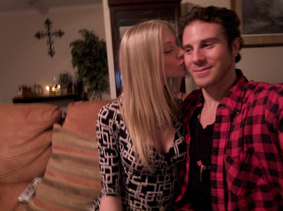 ElleEvansDaily's tweet photo. #flashback: #ElleEvans and her #ex #exbf #exboyfriend #artist #GregSiff #GregorySiff http://t.co/RwIkkN4t20