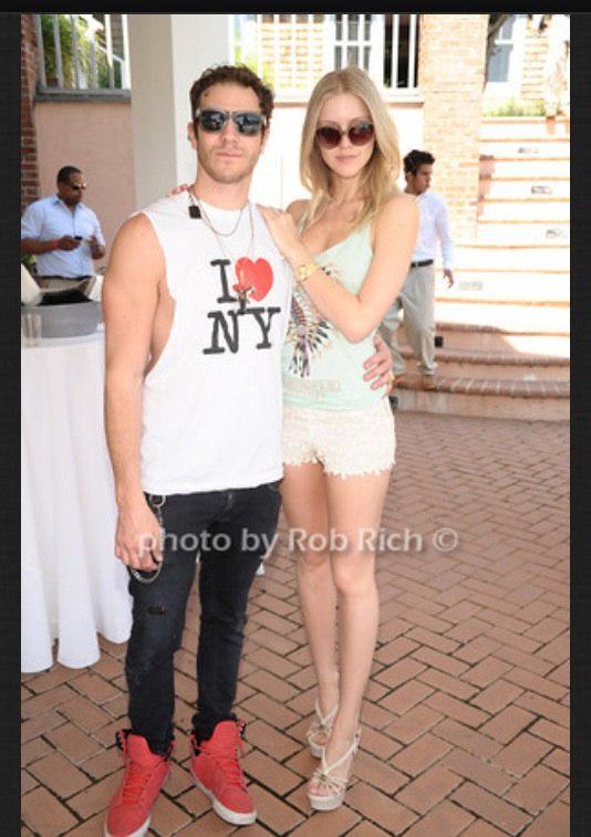 ElleEvansDaily's tweet photo. #flashback: #ElleEvans and her #ex #exbf #exboyfriend #artist #GregSiff #GregorySiff http://t.co/B5uJ7W9Z91