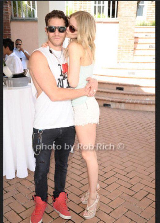 ElleEvansDaily's tweet photo. #flashback: #ElleEvans and her #ex #exbf #exboyfriend #artist #GregSiff #GregorySiff http://t.co/B5uJ7W9Z91