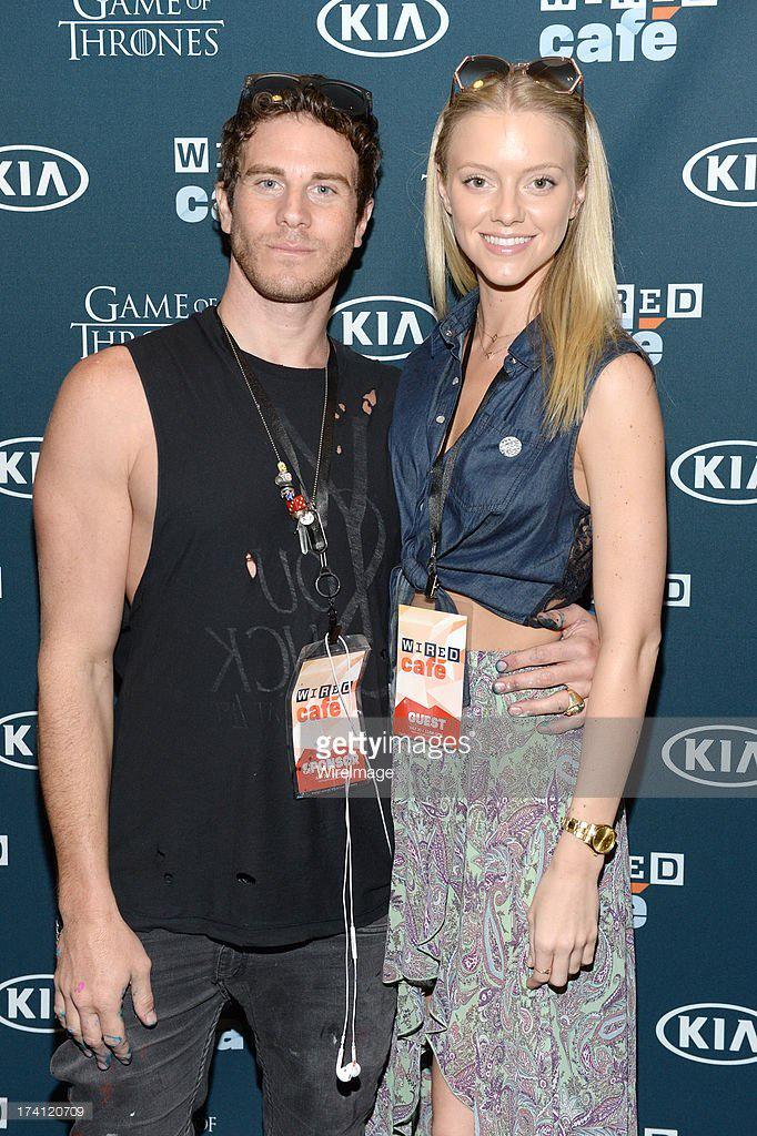 ElleEvansDaily's tweet photo. #flashback: #ElleEvans and her #ex #exbf #exboyfriend #artist #GregSiff #GregorySiff http://t.co/B5uJ7W9Z91