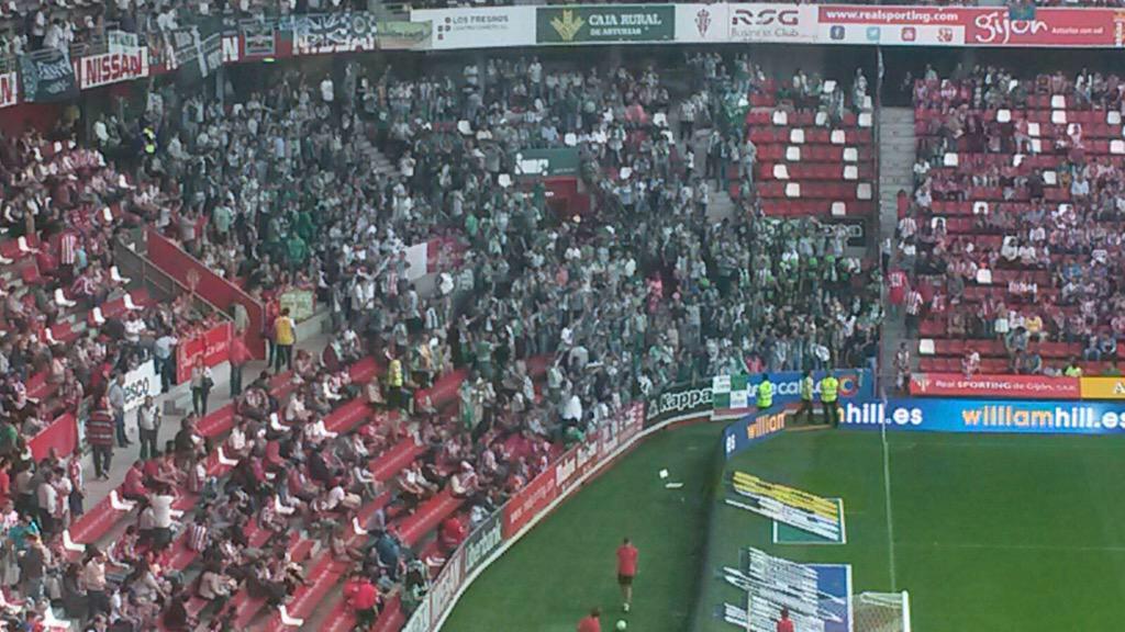 RealSporting's tweet photo. #RSGvRBB Feliz viaje de regreso, béticos!!!! Gran ambiente y deportividad en El Molinón. Foto vía @RealBetis http://t.co/1zbLOBSntA