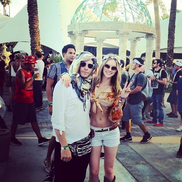 ElleEvansDaily's tweet photo. #flashback: #ElleEvans and her #ex #exbf #exboyfriend #artist #GregSiff #GregorySiff http://t.co/9JI8BHrcAs