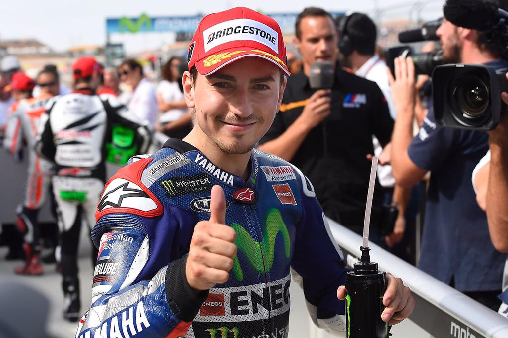 movistar_es's tweet photo. Victoria para Lorenzo que recorta 9 puntos a Rossi y campeonato Mundial por equipos para @YamahaMotoGP ¡Enhorabuena! http://t.co/kv1d2kxZqa