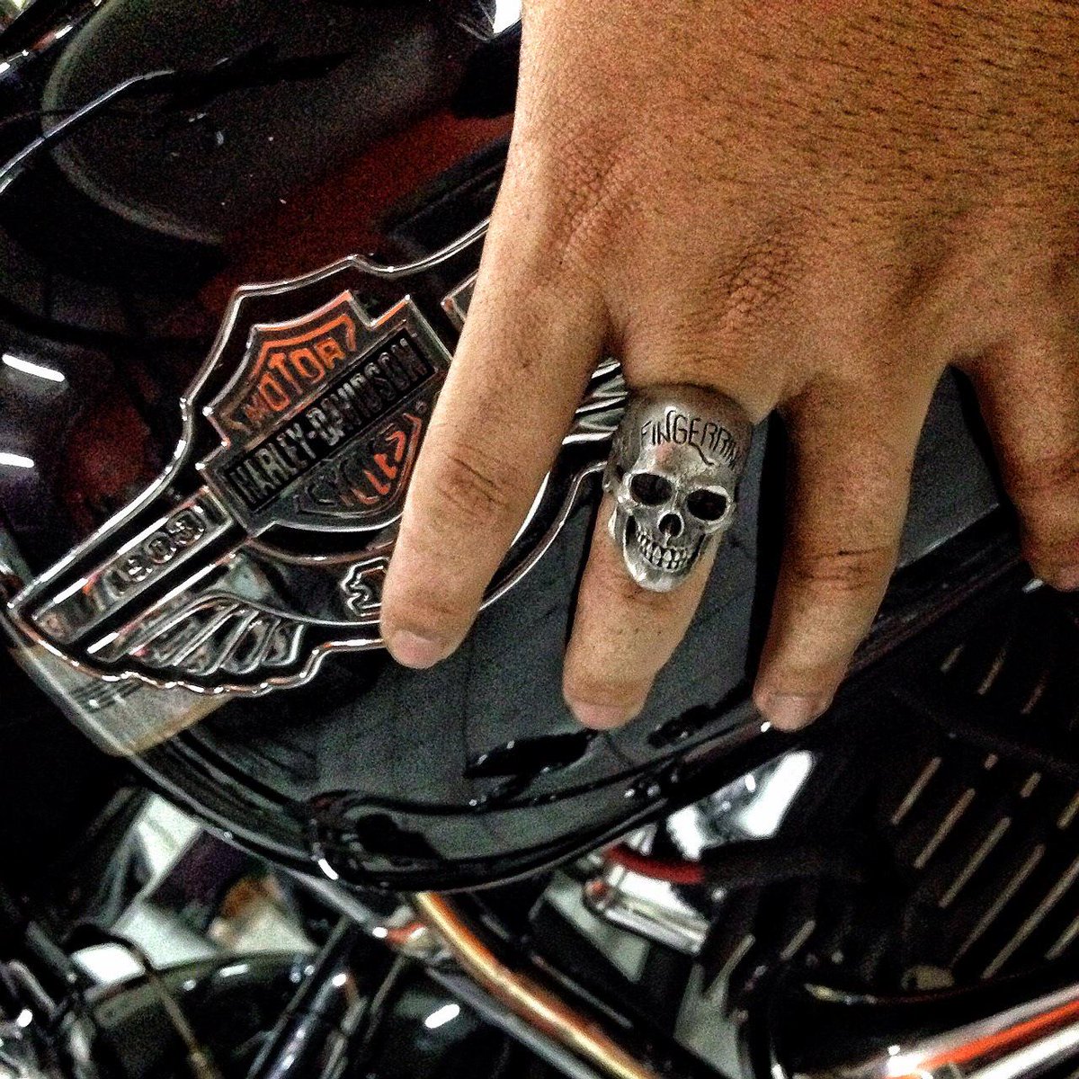 A touch af original fingerrink skull on a davidson

#fingerrink #skullring #skull #art #ring #jewerly