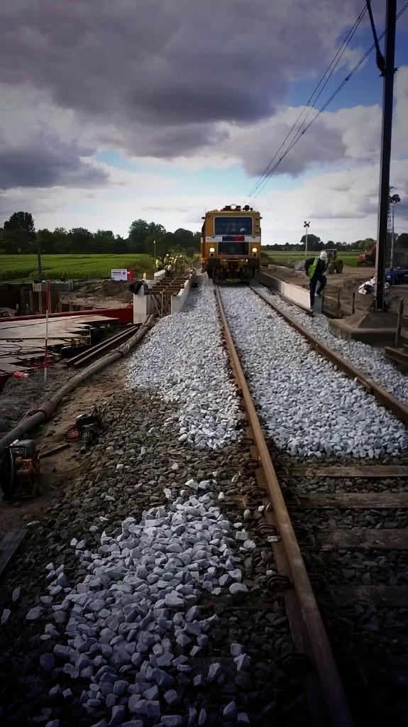 erwindegraaf's tweet photo. Het spoor ligt er weer in. Nu de laatste loodjes. Morgen kan de trein er weer op! #Strukton Rail #N23 #Heerhugowaard http://t.co/hesvCCZH2K