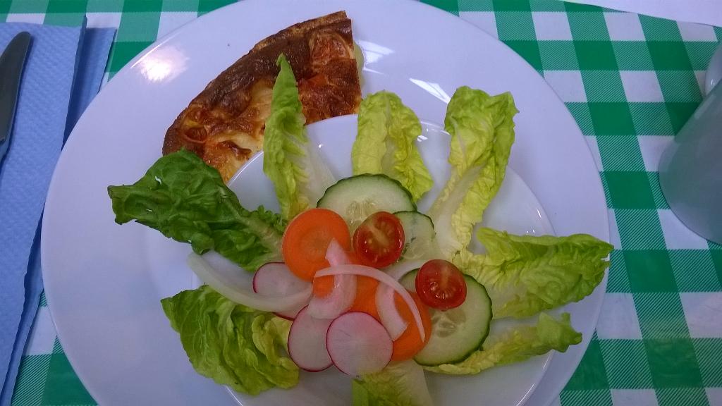 HampSunMarket's tweet photo. @ilovemarkets Tasty vegetarian and gluten treats at our market. http://t.co/xTeRhN9ijC