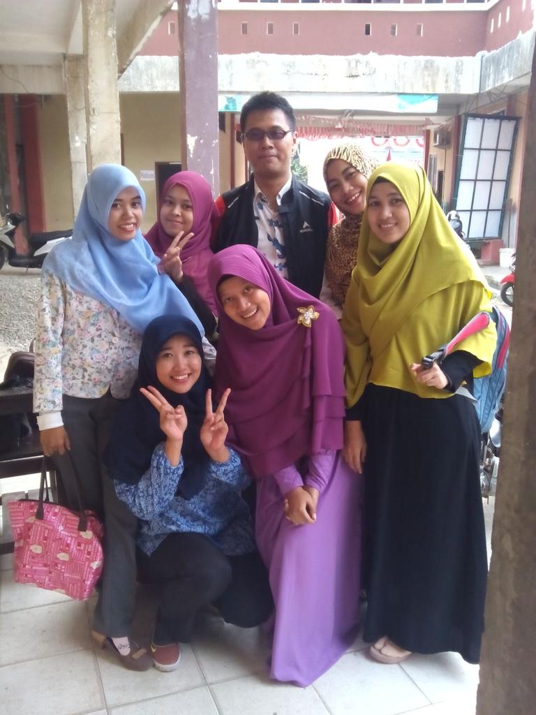 An_jiihan's tweet photo. Take a selfie with my friends and my lecturer in the college 😊☺♥ part 1 http://t.co/3gXYMAIcbY