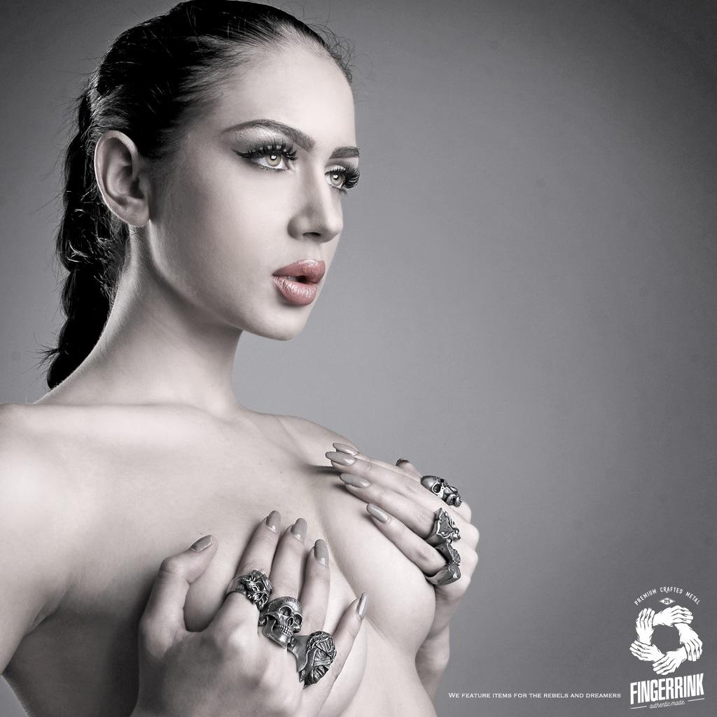 So hot to night , what about you?

#fingerrink #ring #skullring #skull #jewerly #art