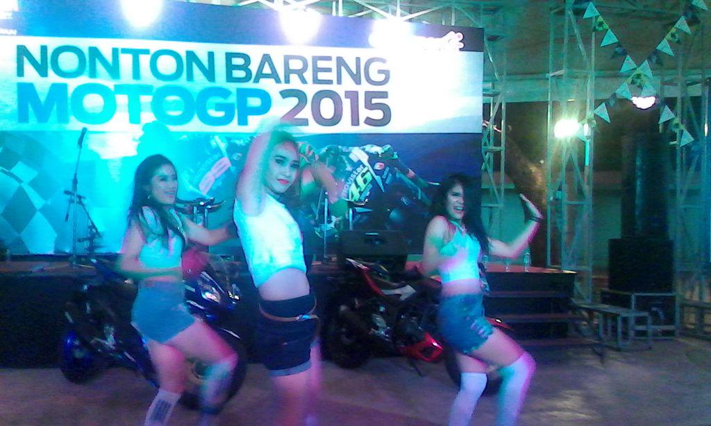 irmanfalsmania's tweet photo. Sexy dance #nobarmotogp tangerang @detiksport @TRANS7 @YamahaIndonesia http://t.co/PfvmFHtip9