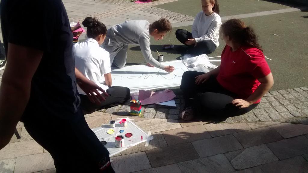 Challenge_WRK's tweet photo. Our team making a mural for the bright well centre in #merton http://t.co/f21UaE113A