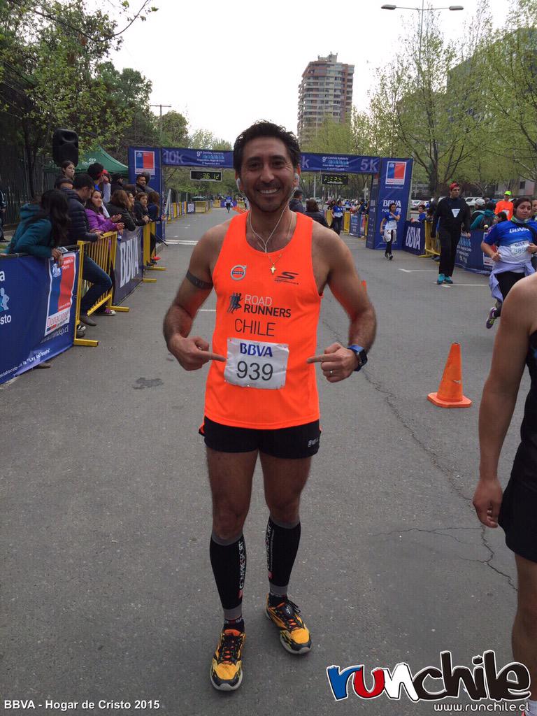 Runchileweb's tweet photo. Siguen llegando corredores a la meta de la #corridasolidariabbvaHdC 
Hotuiti Teao, Pablo González y Adrián Rodríguez http://t.co/CmBXhnPkGE