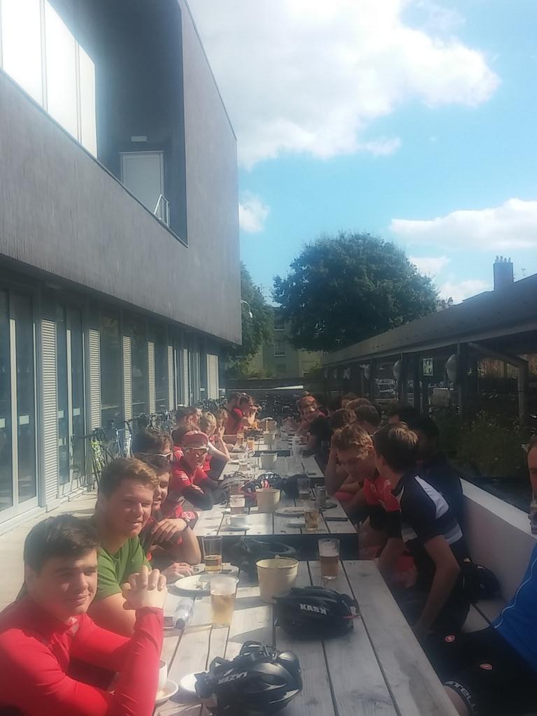 uobcycling's tweet photo. End of #FROTY, well deserved pint and roast waiting at the union. #Lovebristolsu #UOBCyclingClub http://t.co/3vSuGcyunA