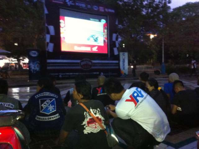 Nobar MotoGP Burtor di Parkit Senayan. @YamahaIndonesia <a href="/YRFI_Jakarta/">YRFI_Jakarta</a> <a href="/motorplusweekly/">MOTOR Plus-Online.com</a> #burtor2015 #yamahaburtor2015