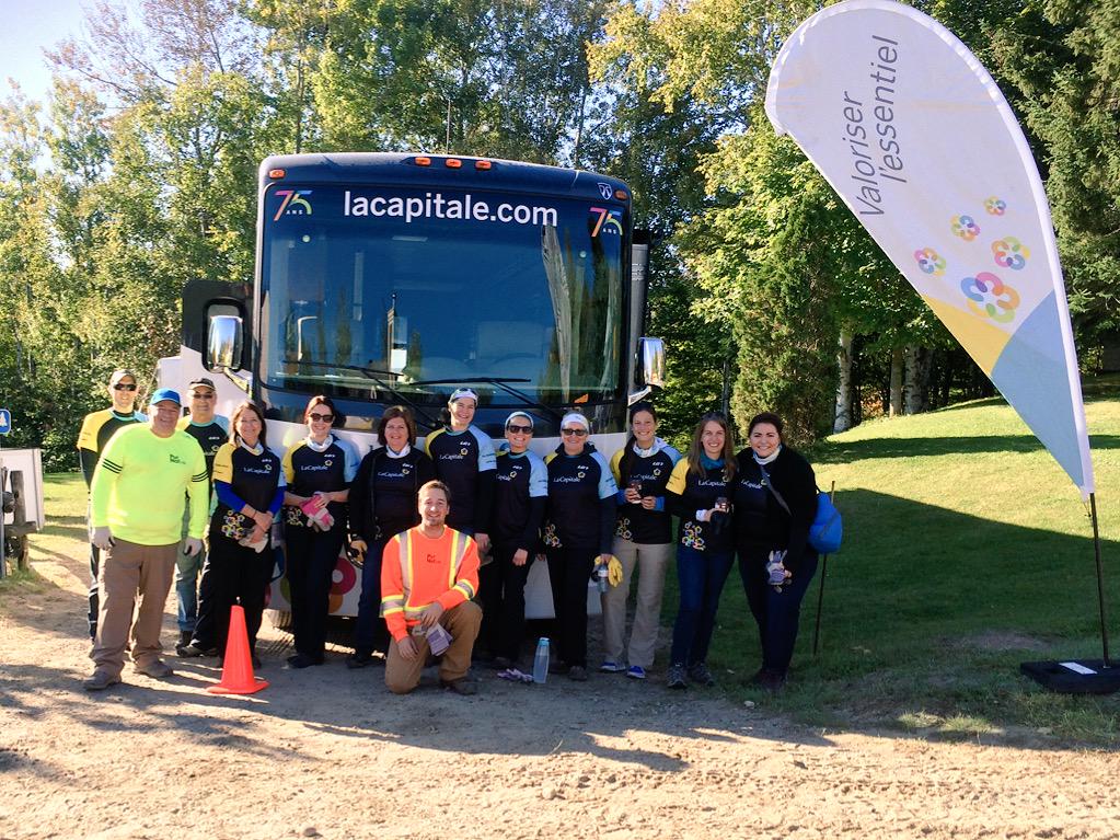 beneva_ca's tweet photo. Portrait de famille de nos bénévoles lors de ce 2e jour au #GrandNettoyage @PurNatCanada #gestevert #environnement http://t.co/9Xb4flvSuO