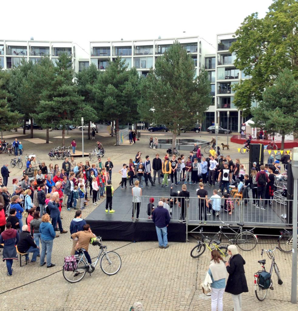 HenryHuiskamp's tweet photo. Streetart-Streetdance! Mooie toevoegingen aan de stad! http://t.co/oabzDXnobY