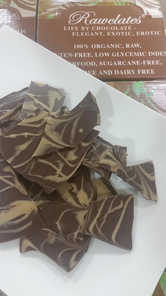 hadara3's tweet photo. #Rawclates #Vegan #Milk #Chocolate #Mocha vanilla marble #sweetend with coconut sugar #Organic #Artisan #Fair trade http://t.co/HF7Qw3eWld
